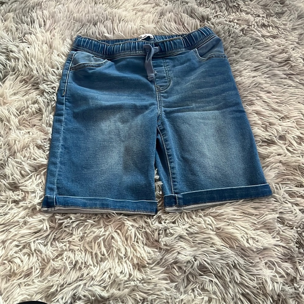 Blue Jean shorts with pockets in the front and back super stretchy waistband!